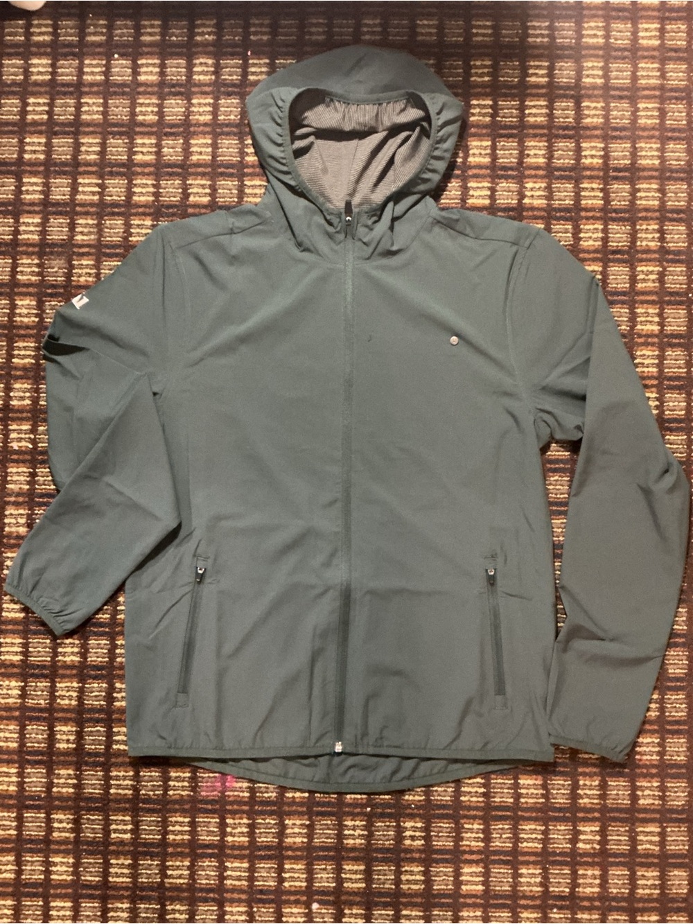 VUORI Outdoor Trainer Shell NWT Hemlock Small